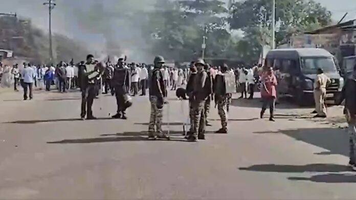 Maharashtra: Violence Breaks Out In Parbhani After Man Tears Constitution In Front Of Ambedkar Statue Maharashtra: Violence Breaks Out In Parbhani After Man Tears Constitution In Front Of Ambedkar Statue