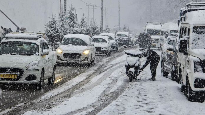 Himachal Pradesh And Kashmir Weather: Snowfall Disrupts Traffic, Thousands Rescued