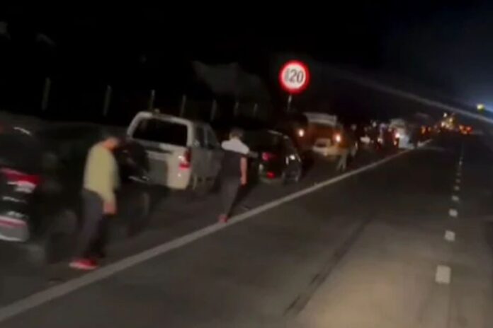 Chaos On Mumbai-Nagpur Highway As Over 50 Vehicles Damaged By Fallen Iron Board Chaos On Mumbai-Nagpur Highway As Over 50 Vehicles Damaged By Fallen Iron Board